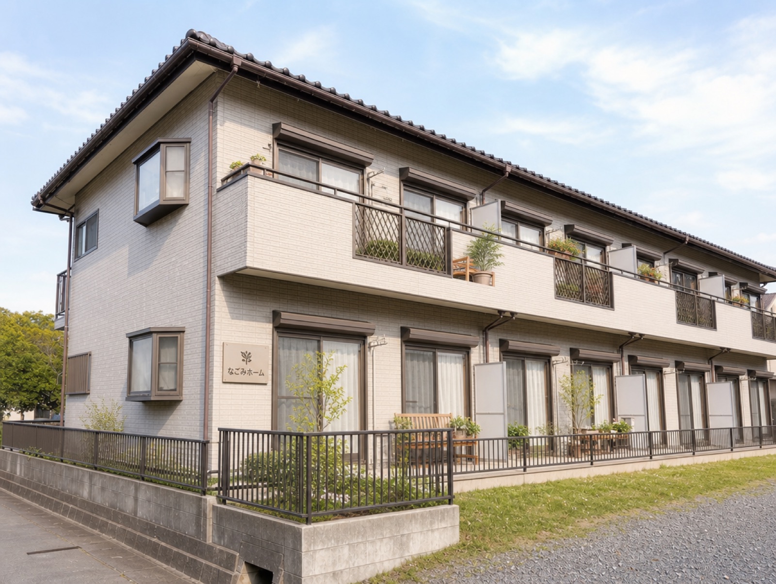 なごみホームの外観。庭に面した明るい建物